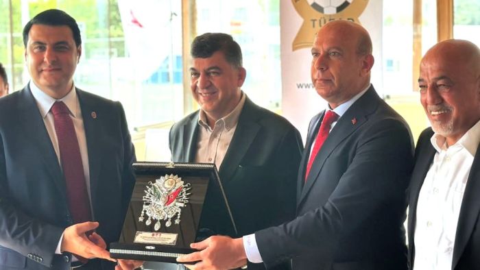 TÜFAD'dan Rıdvan Fadıloğlu'na plaket